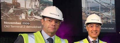 &Iacute;&ntilde;igo Meir&aacute;s, consejero delegado de Ferrovial, junto a Rafael del Pino, presidente del grupo, ambos con ropa de seguridad en el aeropuerto de Heathrow.