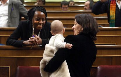 Las diputada de Podemos, Rita Bosaho, saluda a Carolina Bescansa que ha llevado a su bebé al Congreso de los Diputados.