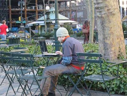 Un hombre navega por Internet gracias a la red WiFi del parque Bryant, en Nueva York.