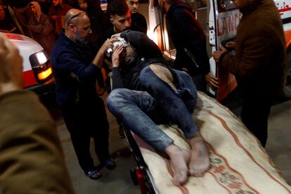 Heridos palestinos llegando al hospital Nasser de Jan Yunis tras los bombardeos israelíes en la zona.