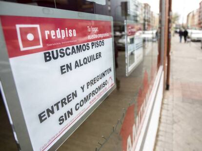 Escaparate de una agencia con oferta de pisos en alquiler.