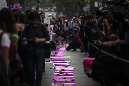 Las manifestantes tendieron un altar de fotografías y flores a lo largo de la Avenida Juárez, una de las más turísticas en la capital mexicana.