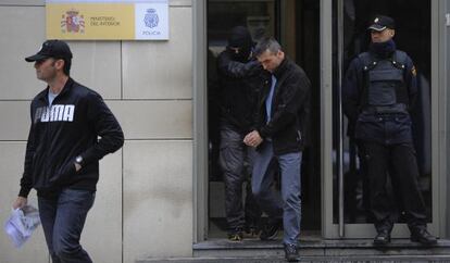 Pérez Aramburu sale arrestado de la comisaría de San Sebastián.