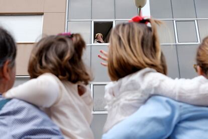 Teresa (i) y Carolina (d) aprovechaban que podían pueden salir a la calle, tras 43 días, para saludar a su abuela, Rosario.