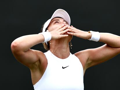 Paula Badosa celebra la victoria contra Kasatkina, este viernes en Wimbledon.