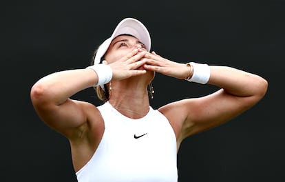 Paula Badosa celebra la victoria contra Kasatkina, este viernes en Wimbledon.