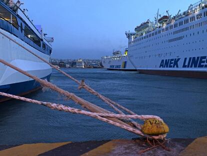 Ferris atracados en el puerto del Pireo (Atenas).