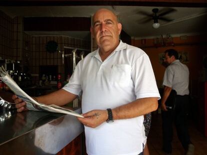 Pepe Gonzalez en el bar de la china Maria del barrio Bonavista de Tarragona.Pepe esta sin trabajo ni prestaciones economicas.