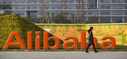 Una persona pasa delante de la entrada de la sede de la compañía Alibaba en Hangzhou, China.