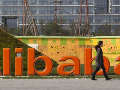 Una persona pasa delante de la entrada de la sede de la compa&ntilde;&iacute;a Alibaba en Hangzhou, China.