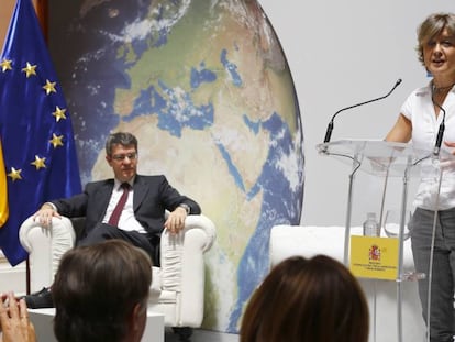 El ministro de Energía, Álvaro Nadal, y la ministra de Medio Ambiente, Isabel García Tejerina, en el debate de la normativa celebrado en mayo. Efe