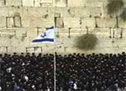 Un nutrido grupo de judíos ultraortodoxos ante el Muro de las Lamentaciones, en Jerusalén.