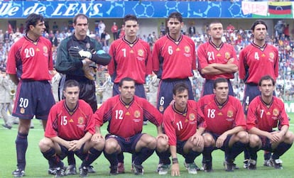 En este campeonato, en el que España se volvió a casa habiendo disputado tan solo la fase de grupos, los futbolistas se equiparon con una indumentaria de tonos más apagados. Grandes franjas azules complementaban la camiseta. Mientras, las franjas rojas aparecían en los lados del pantalón.