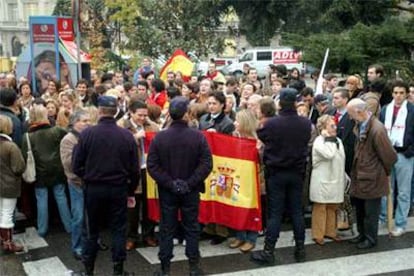 Un grupo de personas muestra su apoyo a Aznar frente al Congreso.