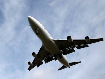 Imagen de un avión en la maniobra de aterrizaje.