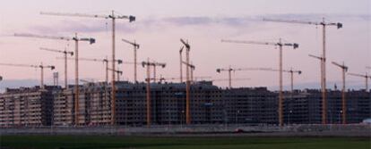 Grúas en bloques en construcción de la urbanización Francisco Hernando de Seseña (Toledo).