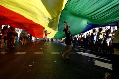 El lema del Orgullo LGTB 2013 fue "Jóvenes sin armario" para reivindicar los derechos de la juventud y su libertad sexual, sin tener que pensar en el miedo y la discriminación que en muchos casos conlleva salir del armario. La marcha partió del Paseo de la Infanta Isabel, desde Atocha a Alcalá sin pasar por la Gran Vía.