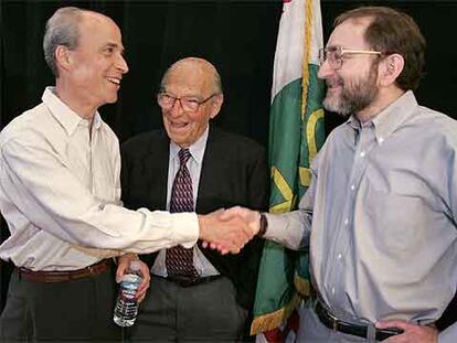 Roger Kornberg (izquierda) saluda a Andrew Fire, Nobel de Medicina, en Stanford junto a su padre, también premio Nobel.