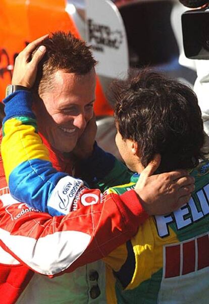 Michael Schumacher saluda a su compa?ero de equipo, en brasile?o Felipe Massa, tras la victoria del brasile?o en el Gran Premio de Brasil de Frmula Uno que se ha celebrado en el circuito de Interlagos. Ambos declaran ser amigos adems de compa?eros.