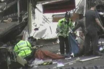 Varios heridos en el atentado a un autobús en Londres son atendidos en la calle, en una imagen tomada por un videoaficionado.