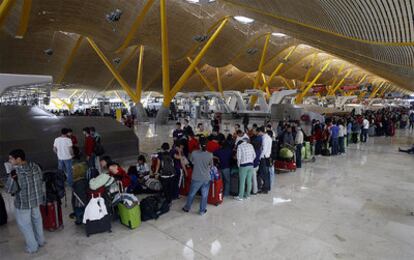 Numerosos pasajeros esperan en el aeropuerto de Madrid-Barajas el pasado abril.