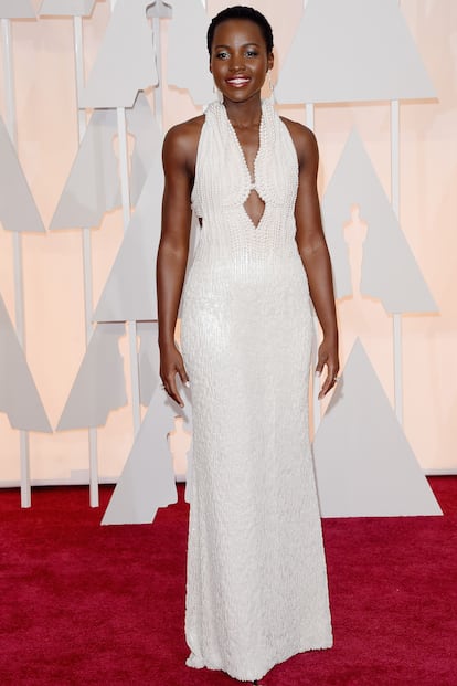 Lupita Nyong'o, con un diseño blanco firmado por Calvin Klein.