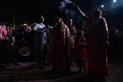 Cada año los miembros de la comunidad Kumiai de San José de la Zorra son invitados a participar en la Fiesta en La Misión con la venta de artesanías y la presentación de danza y canto tradicionales.