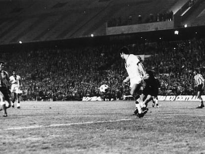 Luis Aragon&eacute;s marca uno de sus tres goles al Cagliari.