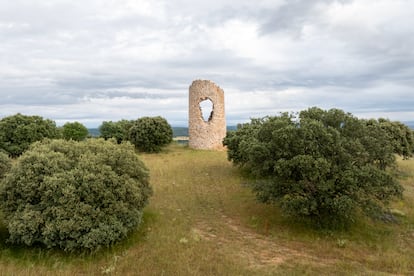 La Torrejalba, situada cerca de Almarail (Soria), del siglo X. Antigua torre vigía de origen árabe. Su misión era controlar el paso por el río Duero y servir como enlace estratégico entre otras defensas de la región.