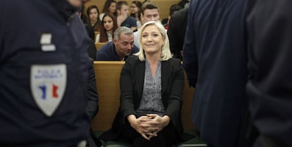 La presidenta del ultraderechista Frente Nacional (FN), Marine Le Pen, en los juzgados de Lyon (Francia). Se sienta en el banquillo para responder por unas declaraciones en las que comparó el rezo de musulmanes en la calle en París con la ocupación de Francia por los nazis en la Segunda Guerra Mundial.