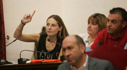 Cristina Martínez, ahora concejal no adscrita, durante el pleno de ayer en Elche.