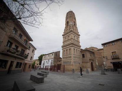 Plaza de Utebo (Zaragoza), este viernes, con su espectacular torre mudéjar.