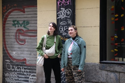 Dwie kobiety słuchają koncertu Leo Rizzi w dzielnicy Malasaña, w Madrycie, w niedzielę 13 kwietnia 2025 r.