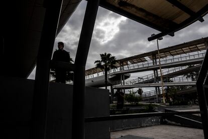 Jesus, un joven deportado espera en el puente fronterizo.