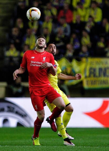 Adam Lallana del Liverpool momentos antes de cabecear el balón..