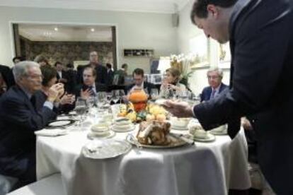 El jurista Antonio Garrigues Walker, la esposa del embajador estadounidense, el presidente de Castilla y León, Juan Vicente Herrera; el embajador de EEUU en Madrid, Alan Solomont; la secretaria general de Agricultura y Alimentación, Isabel García Tejerina y Rafael Ansón (i a d), durante la presentación hoy en la embajada americana de un pavo semi preparado creado por una empresa española y el popular chef José Andrés de cara a la tradicional comida del día de Acción de Gracias.