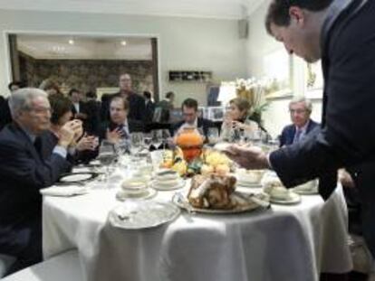 El jurista Antonio Garrigues Walker, la esposa del embajador estadounidense, el presidente de Castilla y León, Juan Vicente Herrera; el embajador de EEUU en Madrid, Alan Solomont; la secretaria general de Agricultura y Alimentación, Isabel García Tejerina y Rafael Ansón (i a d), durante la presentación hoy en la embajada americana de un pavo semi preparado creado por una empresa española y el popular chef José Andrés de cara a la tradicional comida del día de Acción de Gracias.
