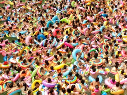 La gente se refresca en una piscina del condado de Daying, en la provincia de Sichuan, en China. 