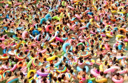 La gente se refresca en una piscina del condado de Daying, en la provincia de Sichuan, en China. 