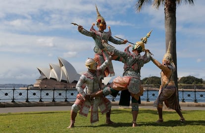 Una compañía de baile tailandesa actúa frente la Ópera House de Sídney (Australia) como parte de la celebración de los 65 años de relaciones diplomáticas entre Australia y Tailandia.