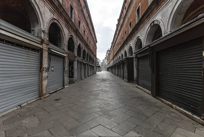 Una calle comercial en las inmediaciones del puente de Rialto, con las tiendas cerradas por las medidas de confinamiento en marzo.