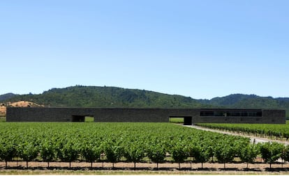 Y para terminar esta fotogalería, un ejemplo clásico de la unión de arquitectura contemporánea y vino. Se trata de un proyecto de los arquitectos suizos Herzog & De Meuron en el californiano Napa Valley, terminado en 1998. "El edificio está completamente integrado en la textura geométrica y lineal de los viñedos", explican en su web.