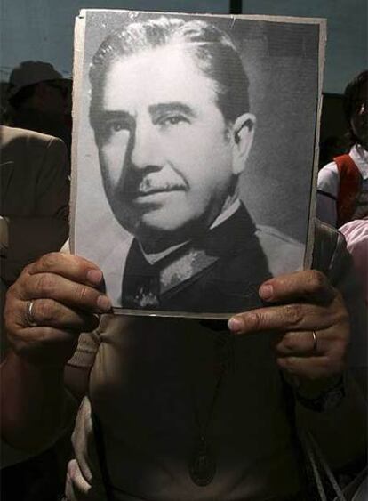 Decenas de simpatizantes de Augusto Pinochet se encuentran a las puertas del hospital militar de Santiago de Chile.