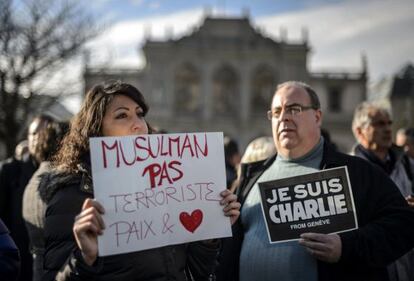 Em Geneva, mulher carrega cartaz: &quot;mu&ccedil;ulmanos n&atilde;o s&atilde;o terroristas&quot;. 
