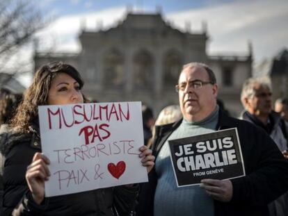 Em Geneva, mulher carrega cartaz: &quot;mu&ccedil;ulmanos n&atilde;o s&atilde;o terroristas&quot;. 