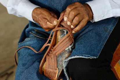 Un hombre confecciona calzado tradicional en Villa Hidalgo Yalálag, el 21 de agosto.