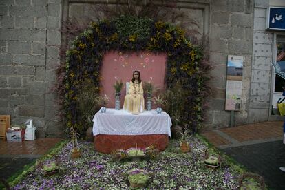 Los altares son decorados con flores silvestres de la zona como margaritas, madreselva, chupamieles, tomillo salsero, laurel, espino o amapola.