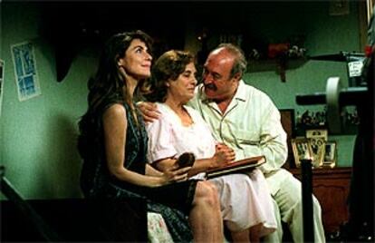 De izquierda a derecha, Ana Fernández, Anna Lizarán y Juli Mira, en el rodaje de <b></b><i>La Mari.</i>