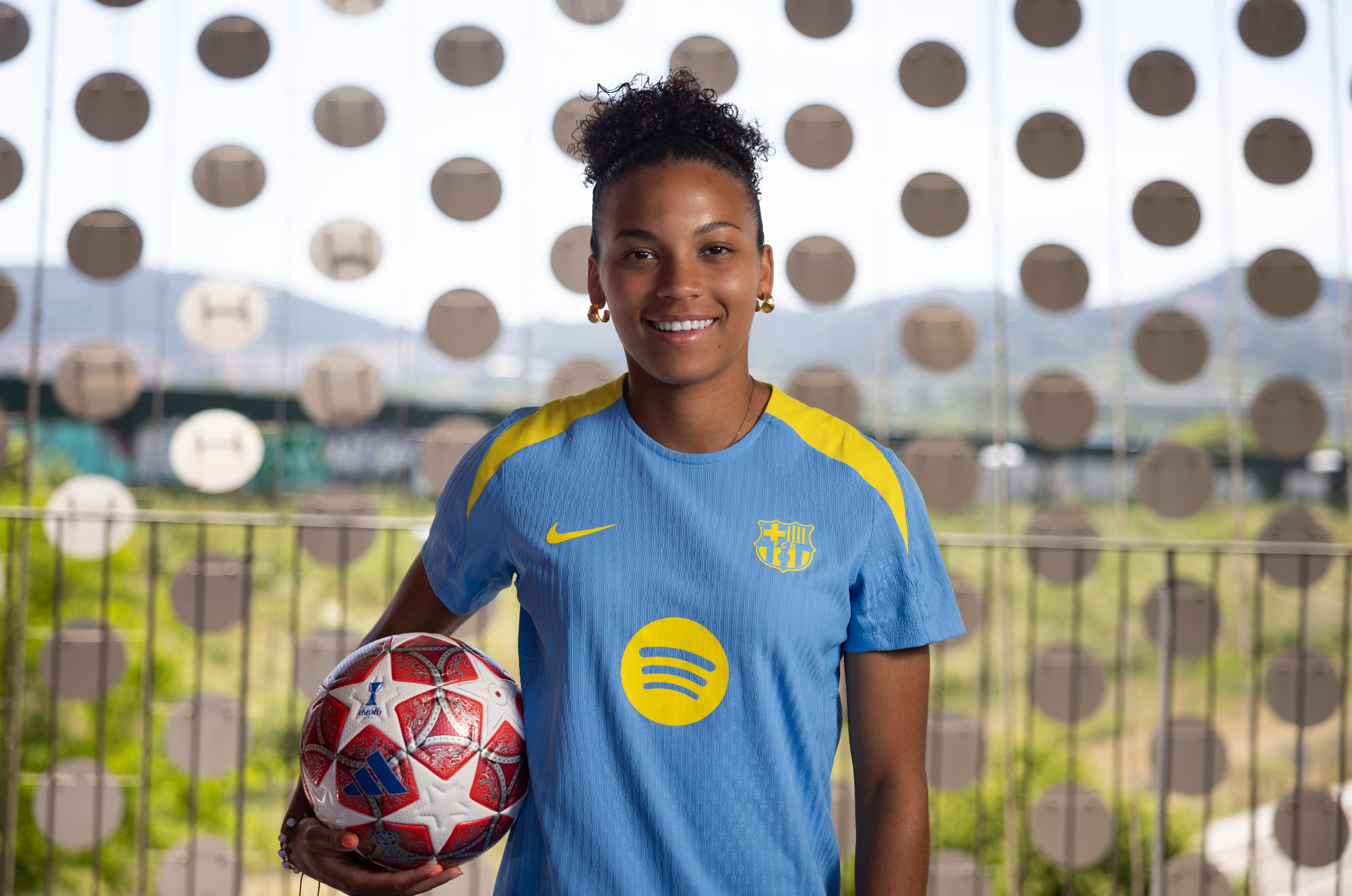 Vicky López, jugadora del FC Barcelona femenino, en el estadio Johan Cruyff.