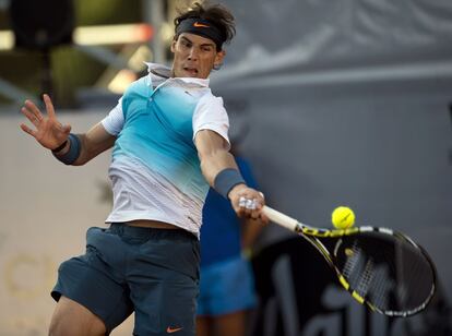 Nadal golpea una derecha en un partido de dobles con Juan Mónaco y contra Frantisek Cermank y Lukas Dlouhy.